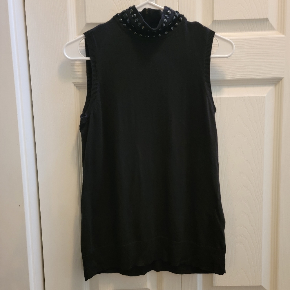 Dana Buchman Black Sleveless Sweater Top with emblashed Collar